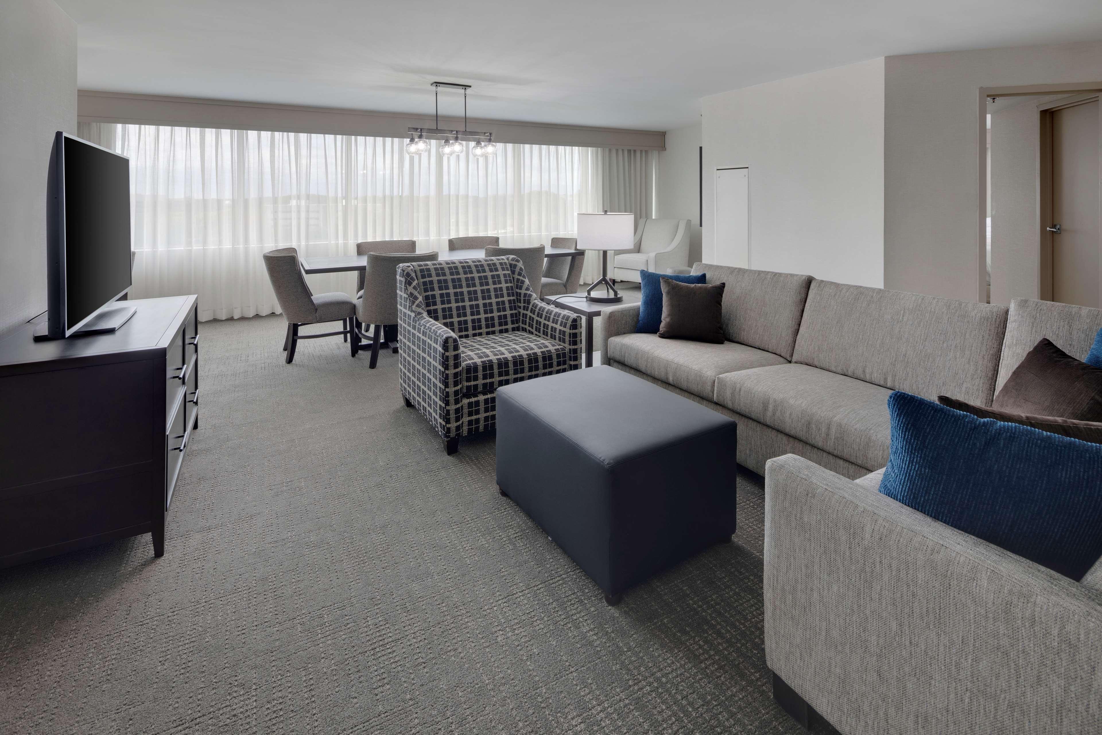Embassy Suites By Hilton Detroit Troy Auburn Hills Bagian luar foto