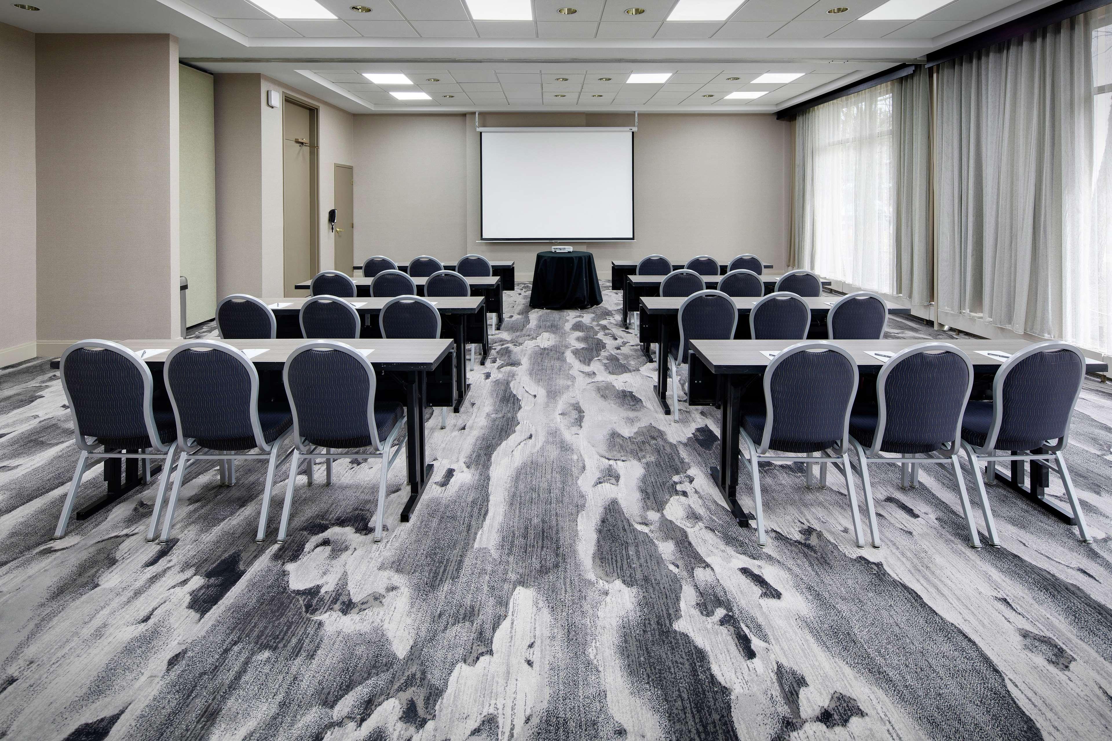 Embassy Suites By Hilton Detroit Troy Auburn Hills Bagian luar foto
