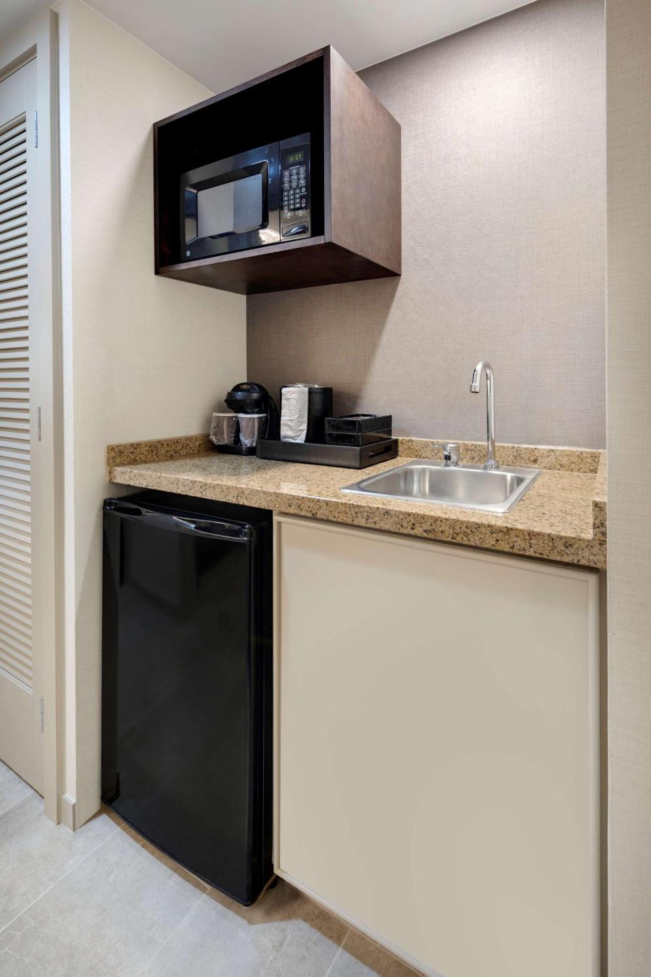 Embassy Suites By Hilton Detroit Troy Auburn Hills Bagian luar foto