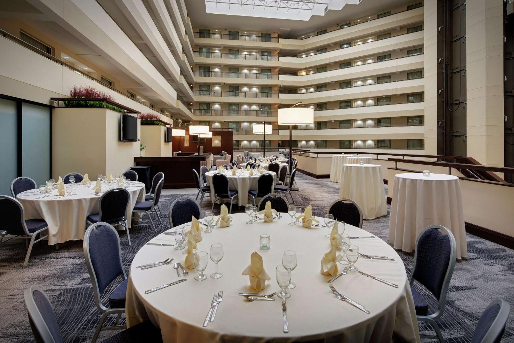 Embassy Suites By Hilton Detroit Troy Auburn Hills Bagian luar foto