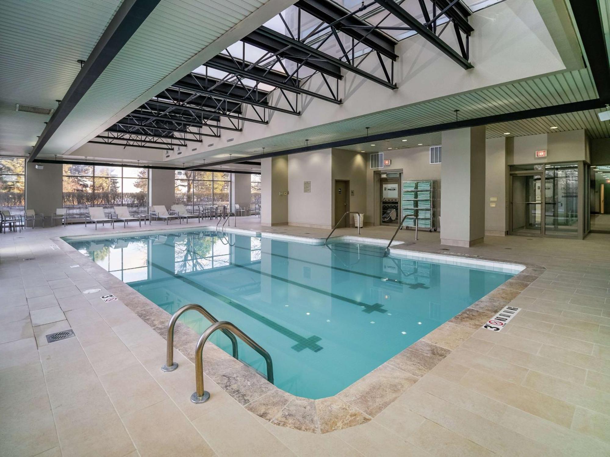 Embassy Suites By Hilton Detroit Troy Auburn Hills Bagian luar foto